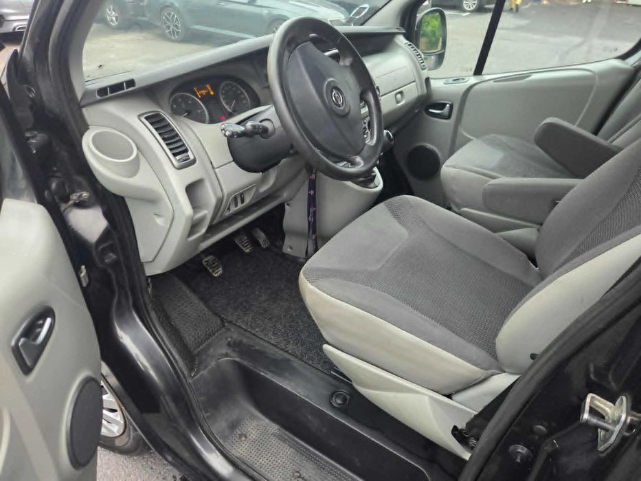Samochód Opel Vivaro 2,5 147 KM Czarny LONG