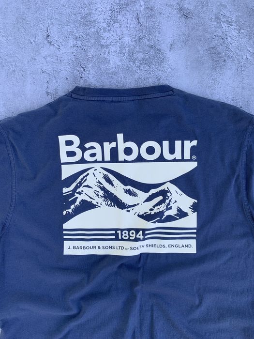 (Розмір L-XL) Стильна чоловіча футболка Barbour з великим принтом на спині