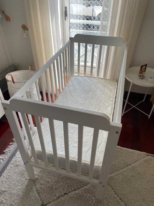 Berço em madeira maciça branco