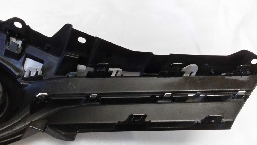 Toyota Yaris III FL Hybrid 2014–2017 – grill + reflektor lewy i prawy