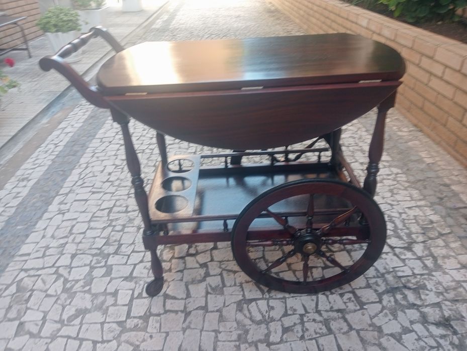 Carrinho de bebidas com mesa de fechar