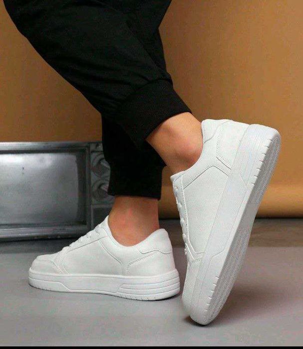 Nowe białe buty sportowe męskie – letni model