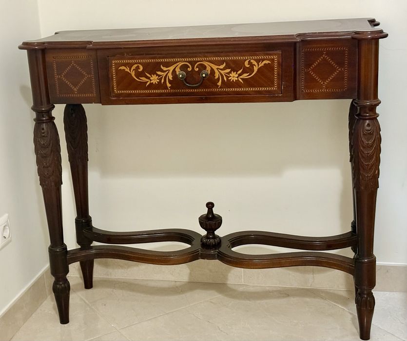 Consola elegante em madeira maciça