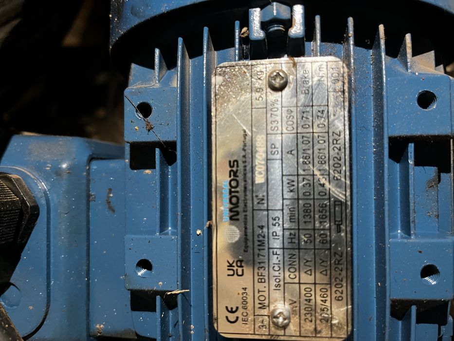 Varios motores eletricos trifazicos