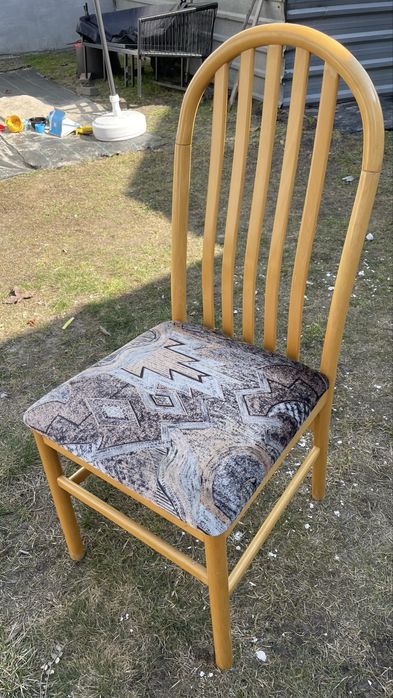 Krzesła z drewnianym oparciem