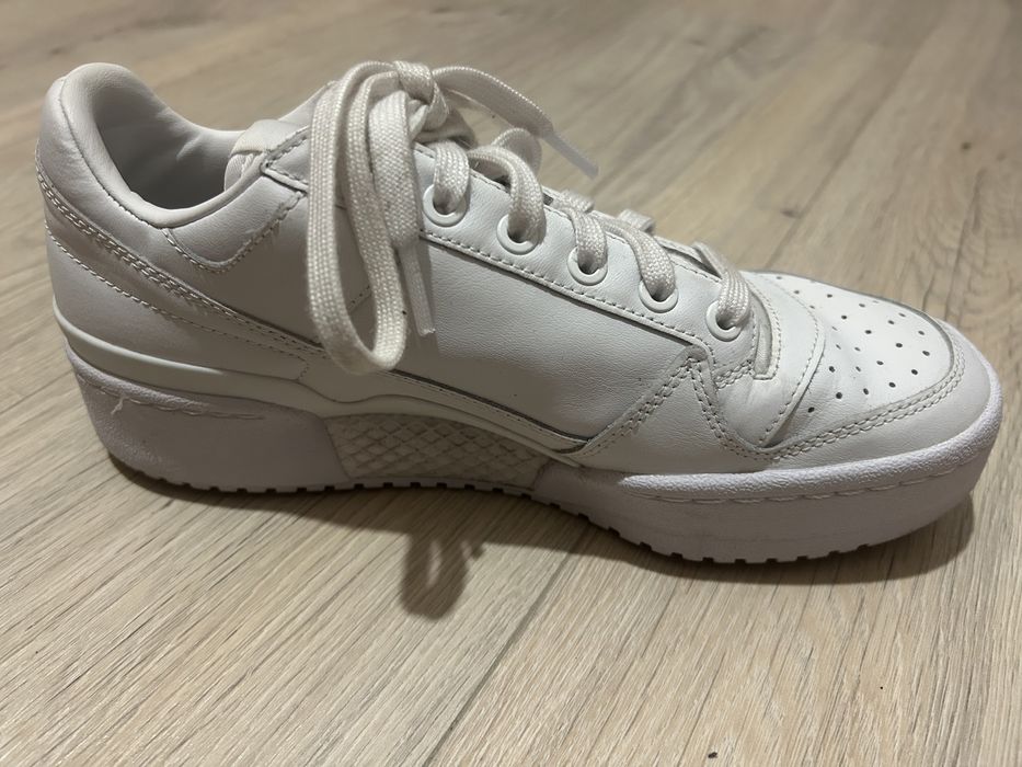 Białe buty adidas