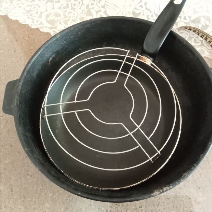 Сковорода большая из нержавейки и другие сковороды,чугун ,крышка.