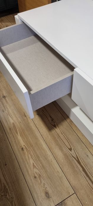 Móvel branco para sala e TV