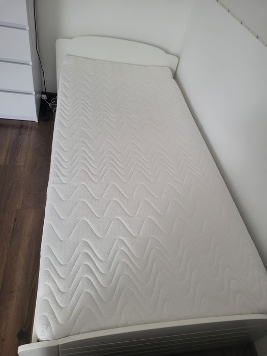 Łóżko z materacem