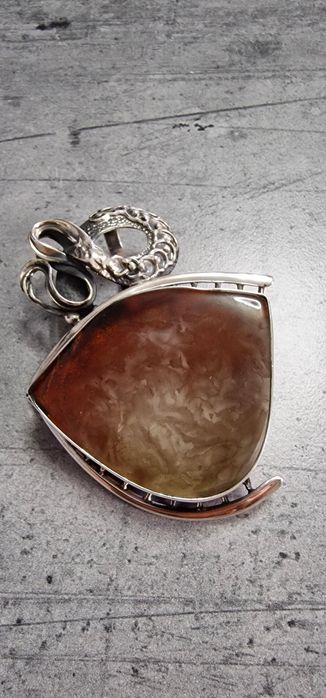 Nowy unikatowy wisior z bursztynem bałtyckim