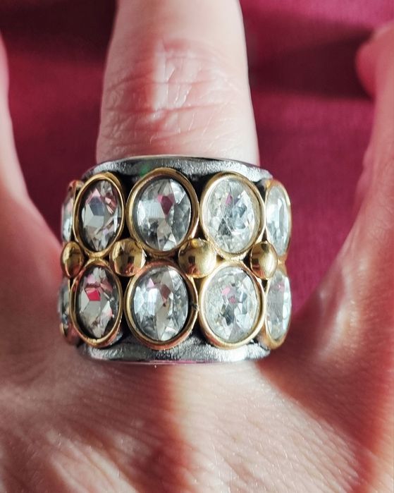 Anel bicolor, em aço, com 10 pontos de luz ovais.  T20