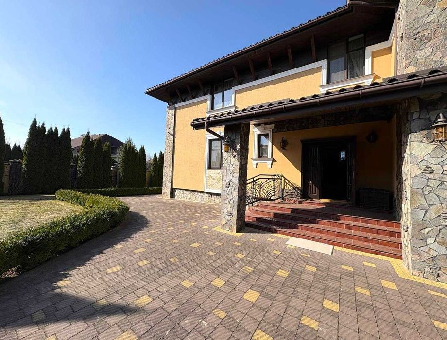 Продаж будинку 355 м² та 21 сот. землі у с. Конопниця