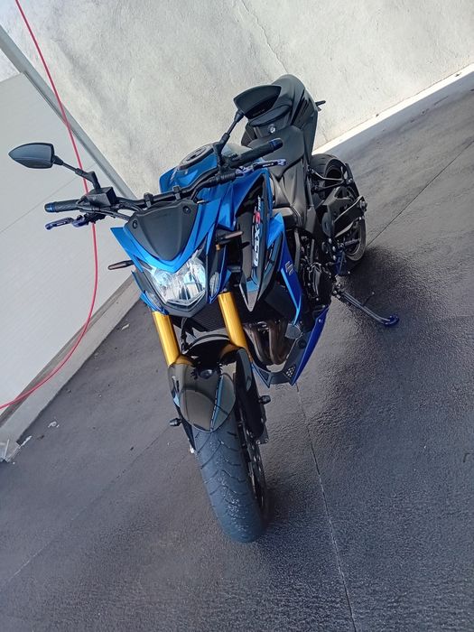 Suzuki gsx-s750.