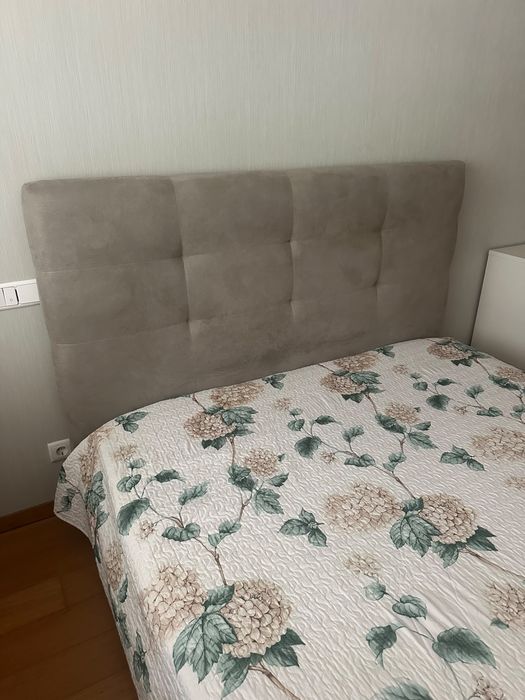 Cama de casal com arrumação
