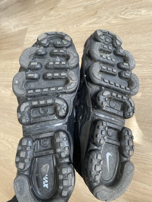 Nike vapormax plus srebrno ciemne.