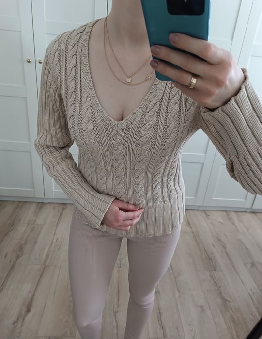 Beżowy gruby sweterek
