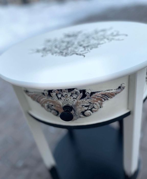 Тумба приліжкова