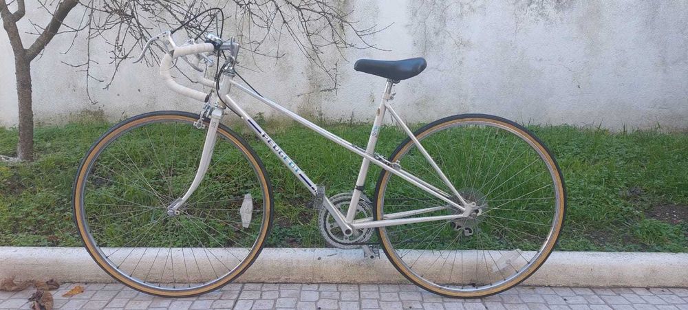 Bicicleta Peugeot  vintage mixte branco perola roda 28 
Tamanho 50
