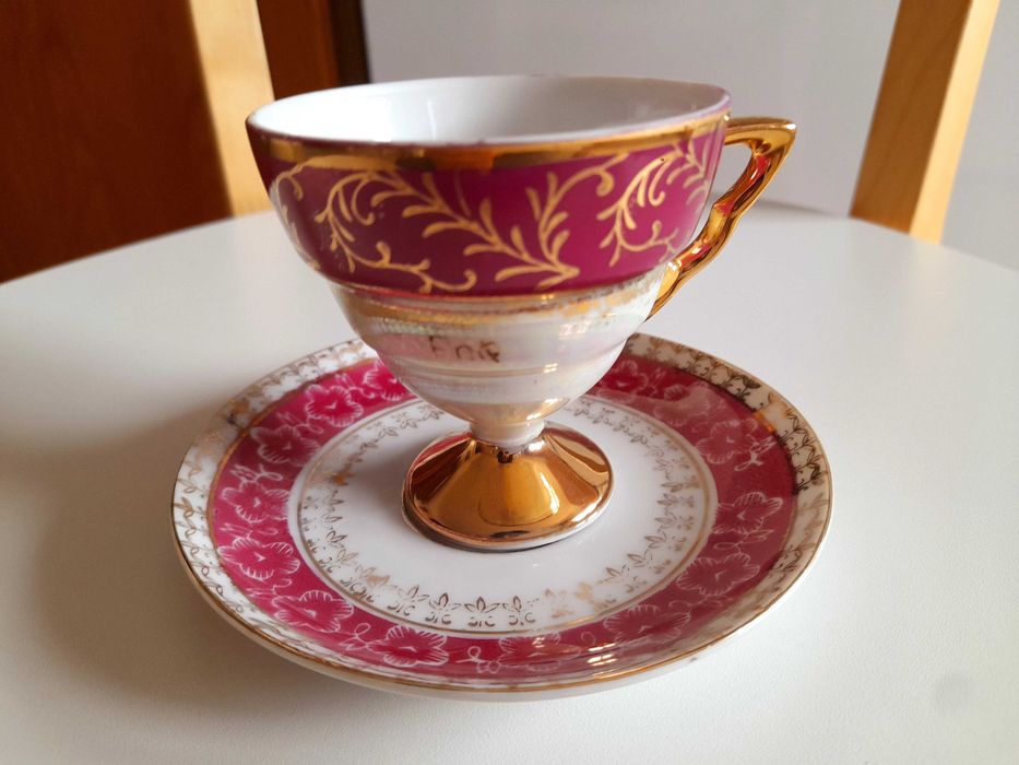 Chávena antiga em porcelana