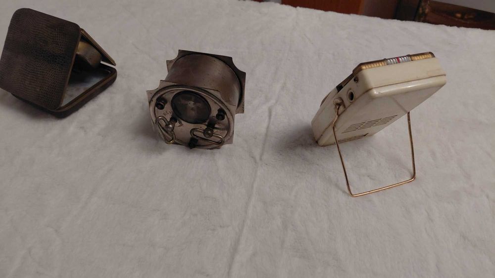 Pacote de Antiguidades,  2 Relógios de Mesa e um Radio Transistor
