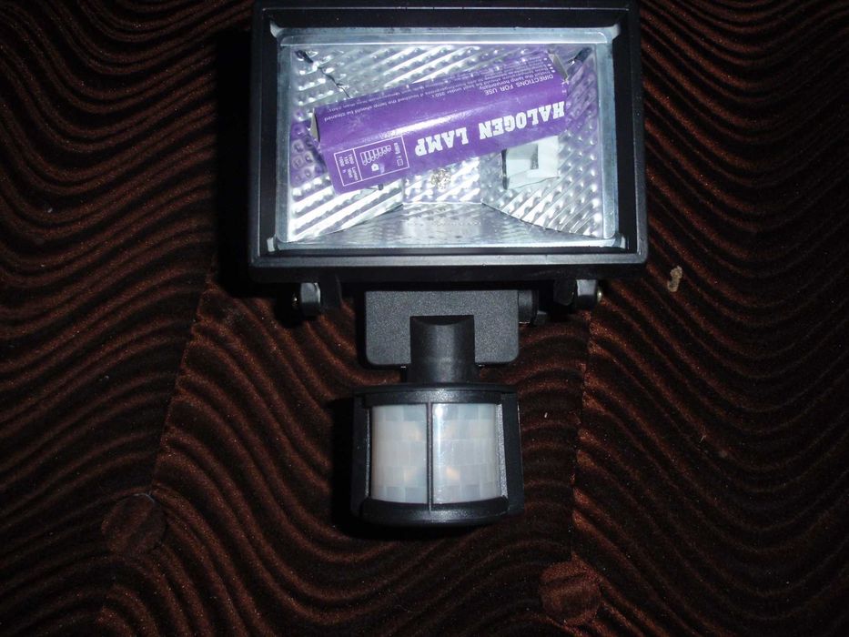 Lampa halogenowa z czujnikiem ruchu