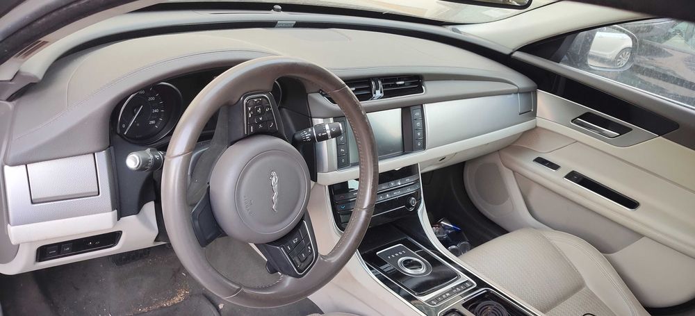 Jaguar XF 2015 com motor a bater — photo 5