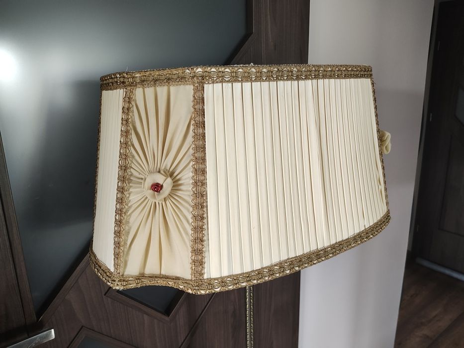 Zabytkowa mosiężna lampa stojąca