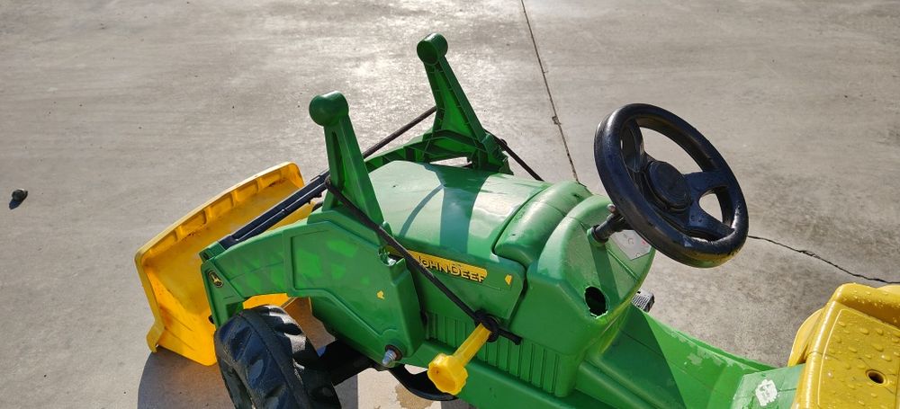John Deere traktor z przyczepą
