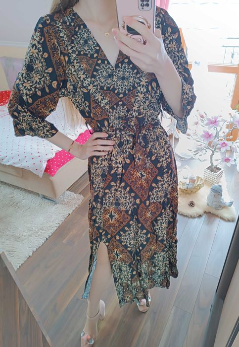 Zjawiskowa sukienka maxi z rozcięciem we wzory czarno-beżowa