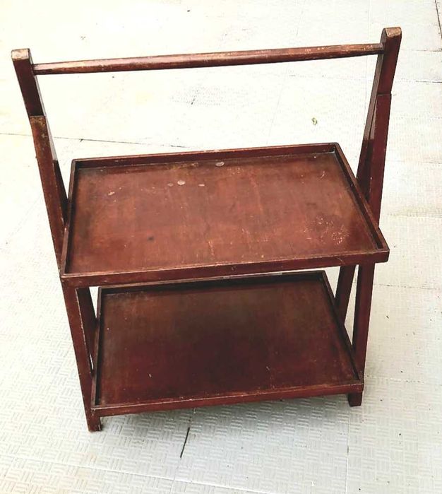 6 Cadeiras de Jardim e 4 mesas de apoio