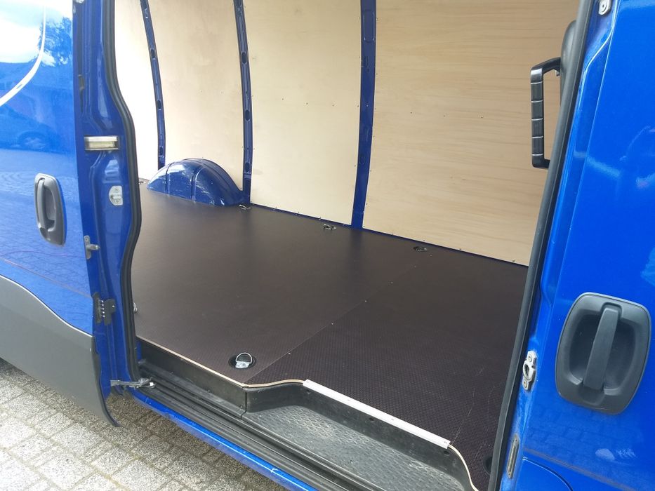 Zabudowa busa, zabudowy busów. Podłogi, boki, nadkola. IVECO daily