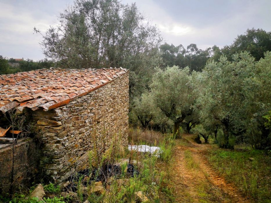 2 terrenos na Eira do Chão , um misto com casas, a principal reconstruída na estrutura  e cobertura