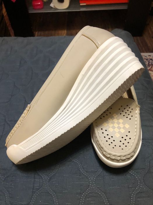 Buty na koturnie beżowe 39