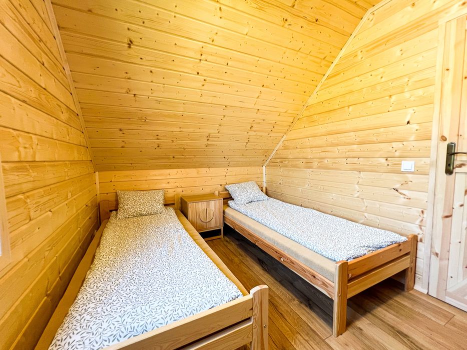 Domek drewniany całoroczny nad jeziorem z sauną i jacuzzi