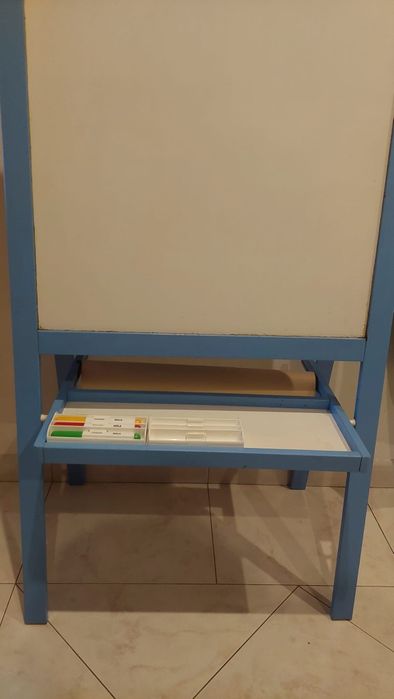 Cavalete Ikea para criança com rolo selado