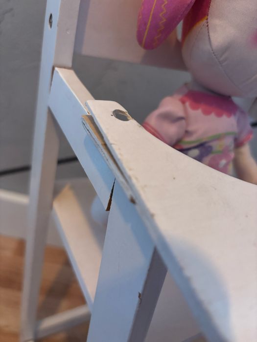 Drewniane krzeselko do karmienia lalek