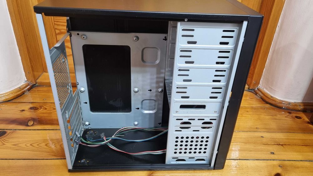 Obudowa komputerowa ATX czarna 2xUsb dużo miejsca na chłodzenie