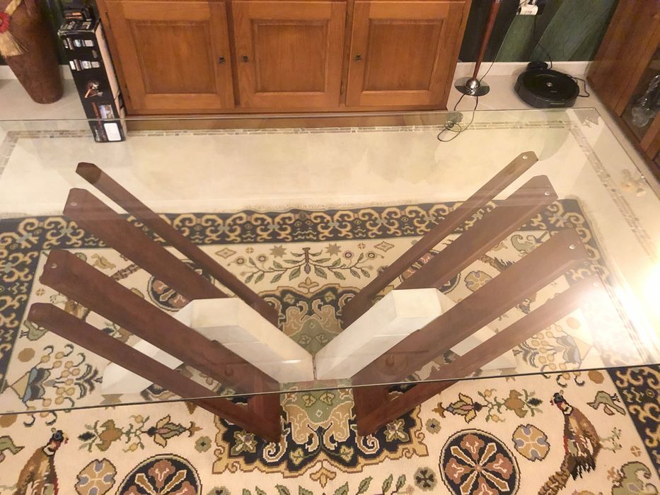 Mesa de sala em madeira e pedra com tampo de vidri