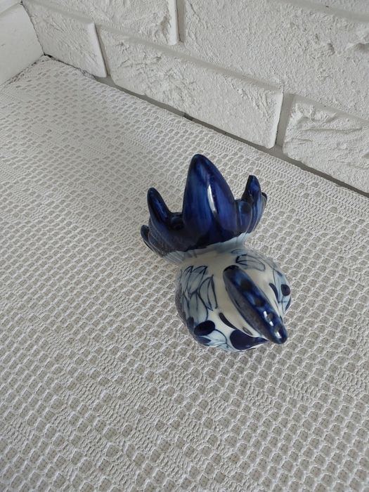 Ceramiczna figurka ręcznie malowana.