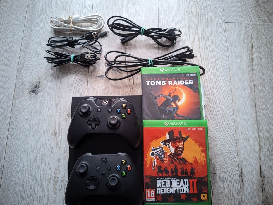 XBox One X  1TB - Stan bardzo dobry + 2 pady  +2 gry +wszystkie kable