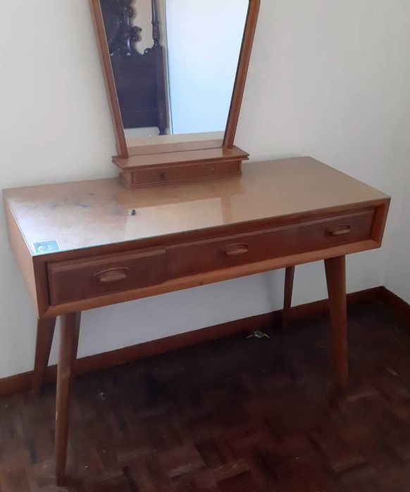 Comoda/Penteadeira Vintage Olaio. Madeira maciça. c/3 gavetas e tampo com vidro.