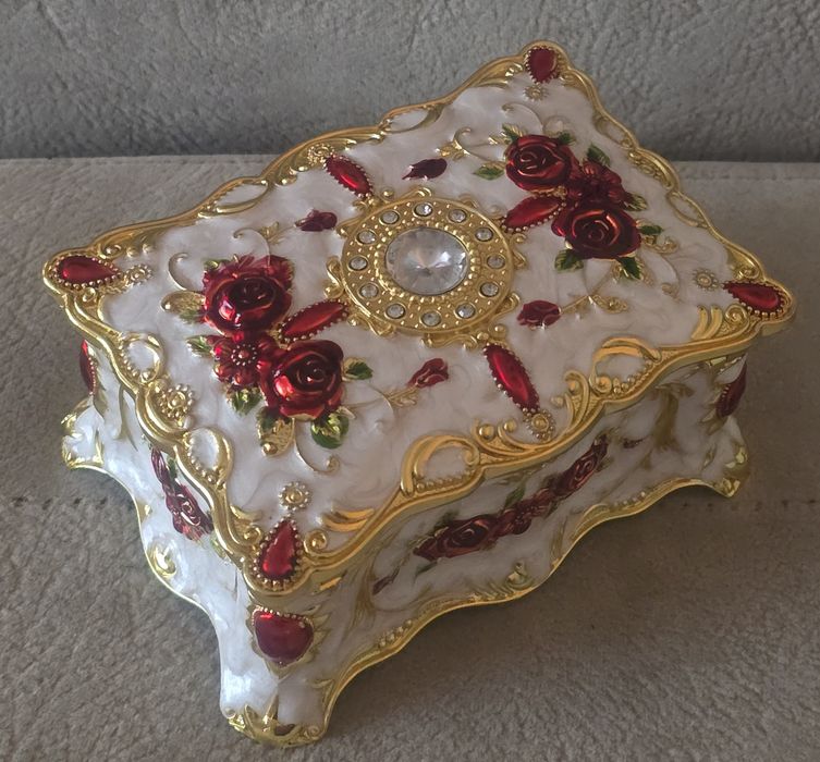 Piękna szkatułka metalowa w emalii ze złoceniami w stylu  Faberge