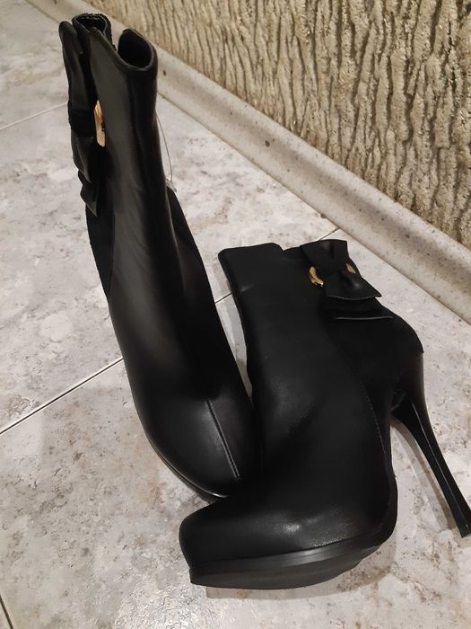 Продам женские демисизонные ботинки