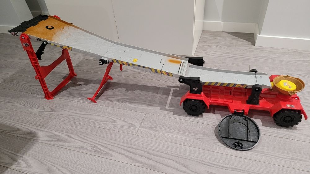 Camião de transporte e pista monster truck da Hotwheels