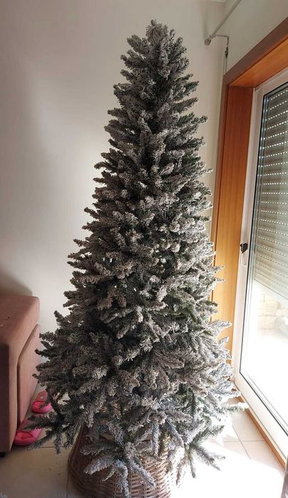 Árvore de natal com neve 210cm