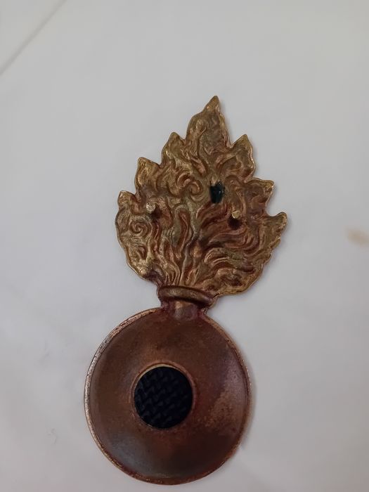 Peça Decorativa em bronze, granada em chamas - símbolo clássico militar