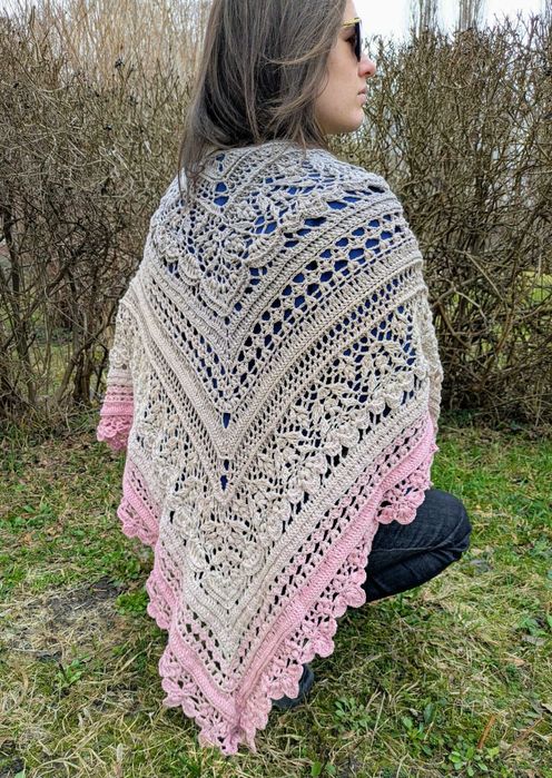 Bardzo duża chusta zrobiona szydełkiem