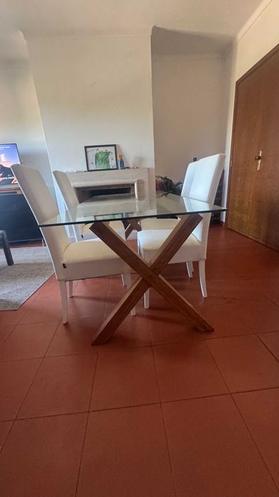mesa de jantar e cadeiras