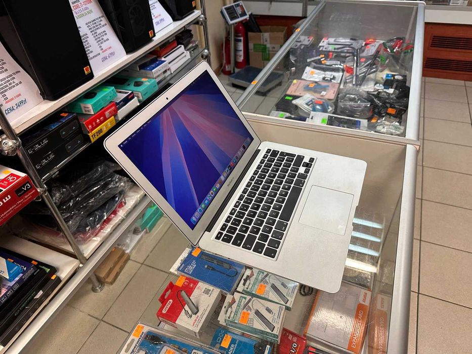 Laptop Apple MacBook Air A1466 8GB 128GB OS Sequoia 15.7