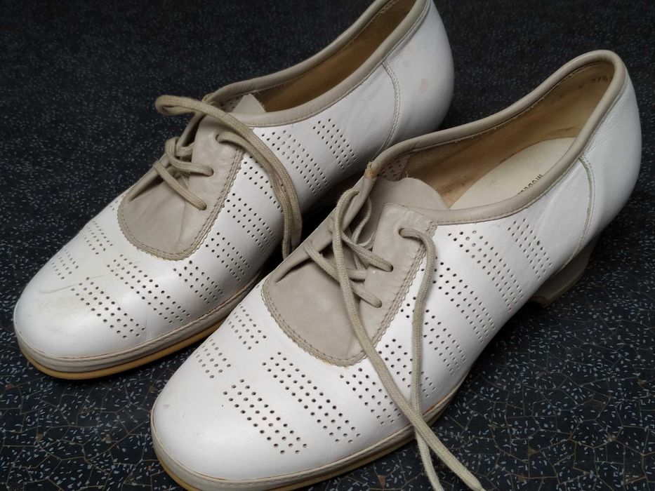 półbuty damskie  dziórkowana  skora   rozm 38,5